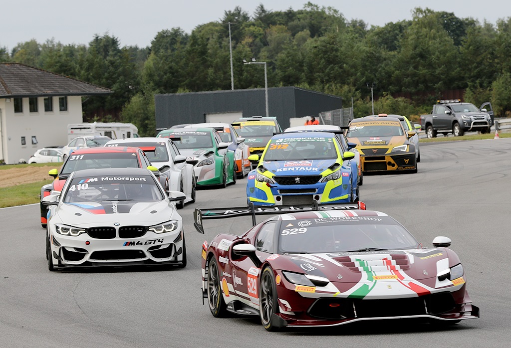 Anders Bidstrup og Søren Bidstrup i Ferrari 296 Challenge
(Foto: Motorsporten.dk)